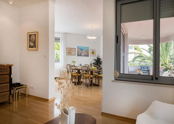 Apartmán Palm Tree Superior - Specially Designed Three-room - Location Right Next To The And The Center - Beautiful Terrace Split