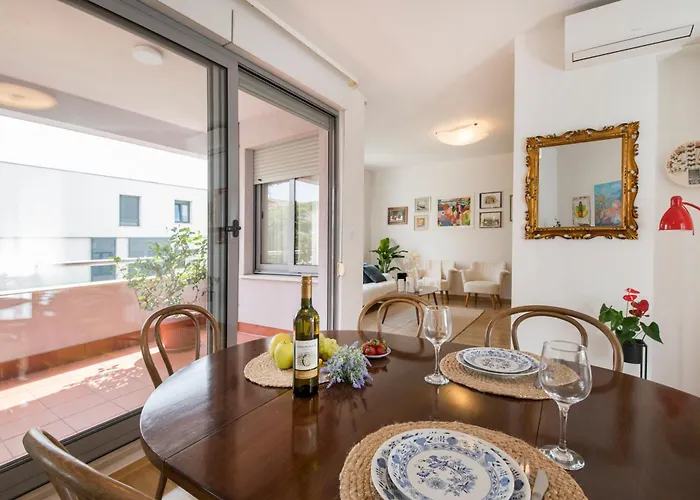 Apartmán Palm Tree Superior - Specially Designed Three-room - Location Right Next To The And The Center - Beautiful Terrace Split