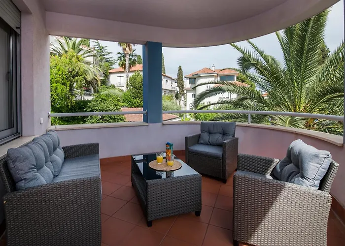 Apartmán Palm Tree Superior - Specially Designed Three-room - Location Right Next To The And The Center - Beautiful Terrace *
