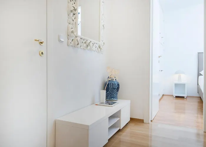 Palm Tree Superior - Specially Designed Three-room - Location Right Next To The And The Center - Beautiful Terrace Apartmán